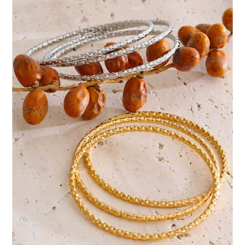 Geometric bracelet in gold-plated stainless steel.