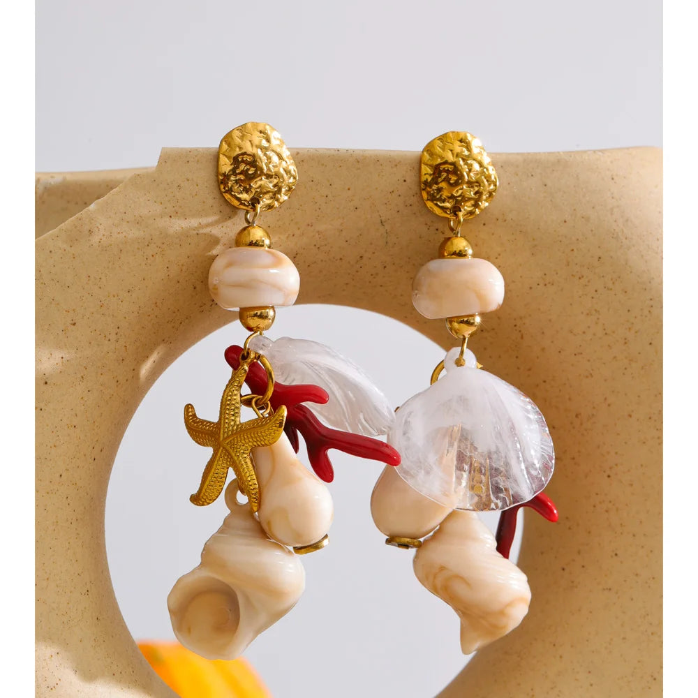 Shell resin star earrings in gold-plated stainless steel with shell and resin.