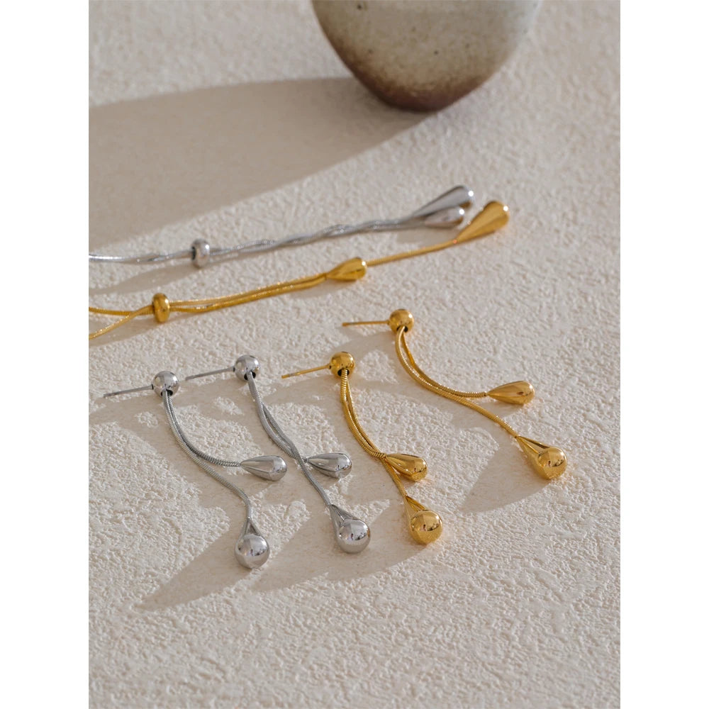 Geometric chain earrings in gold-plated stainless steel.