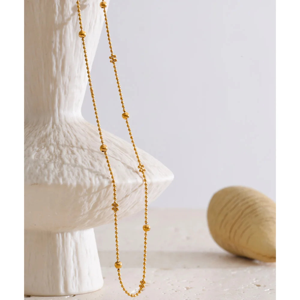 Geometric chain necklace in gold-plated stainless steel.