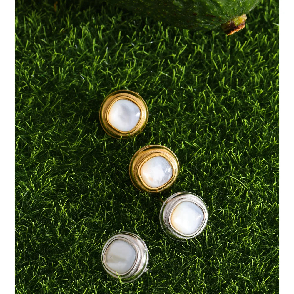 Shell geometric earrings in gold-plated stainless steel with shell.