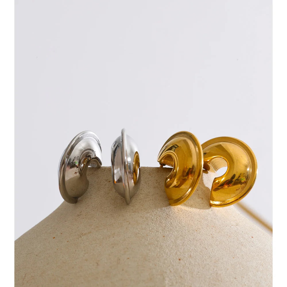 Geometric earrings in gold-plated stainless steel.