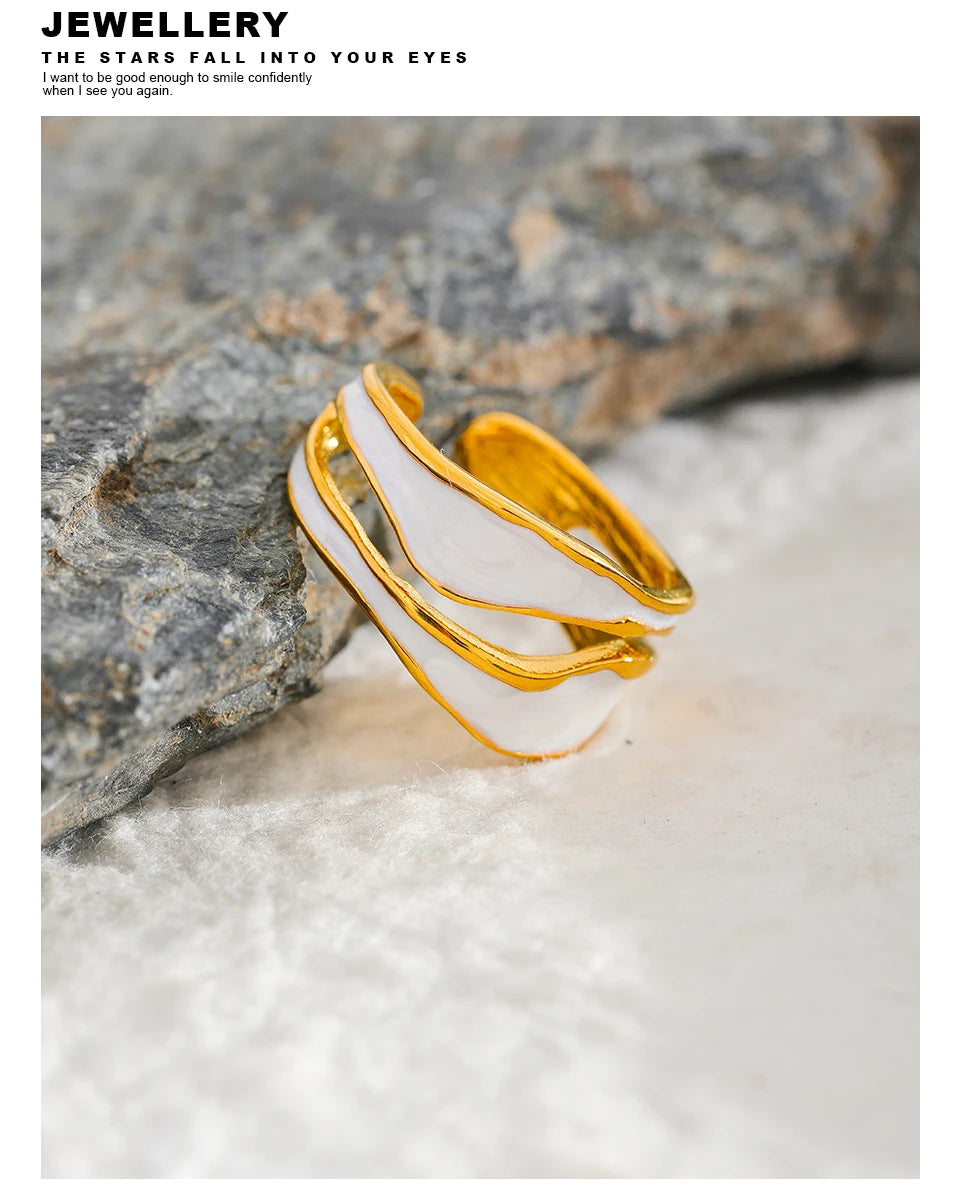 White enamel geometric ring in 18K gold-plated stainless steel with enamel.
