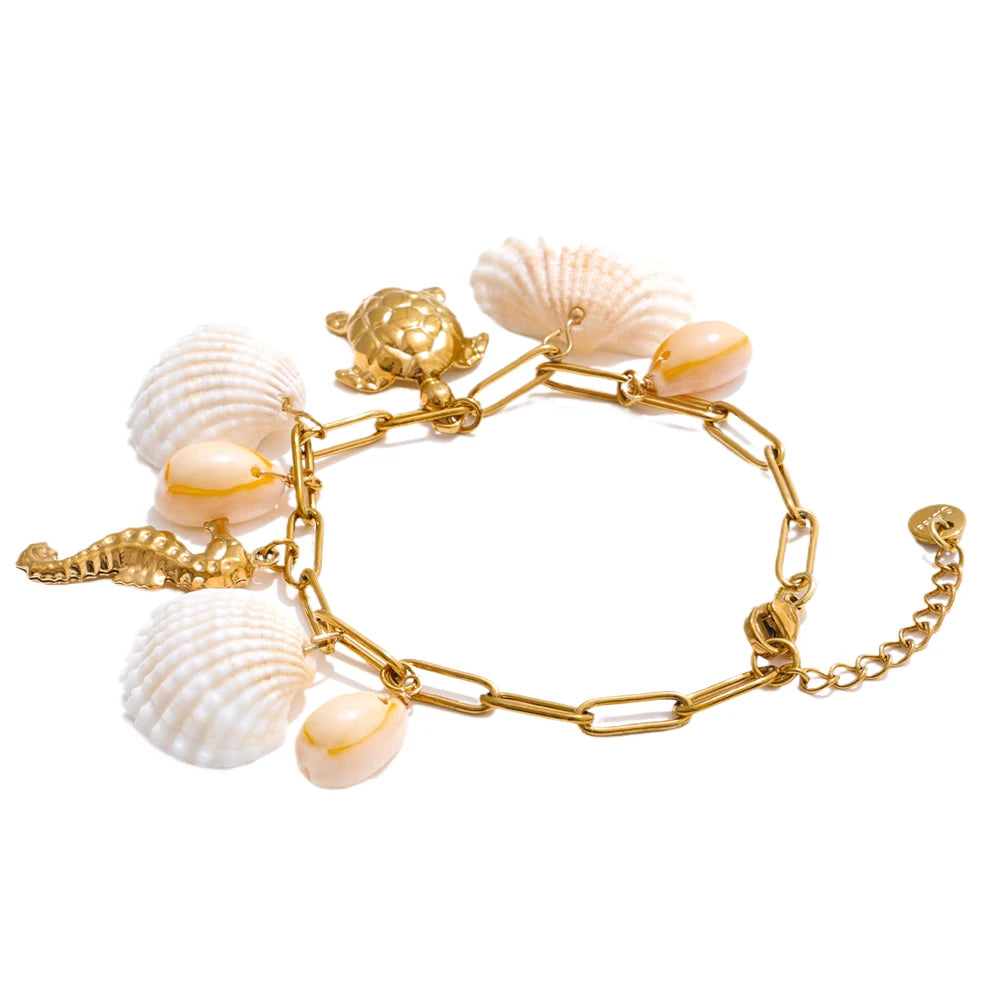Shell geometric necklace in gold-plated stainless steel with shell.