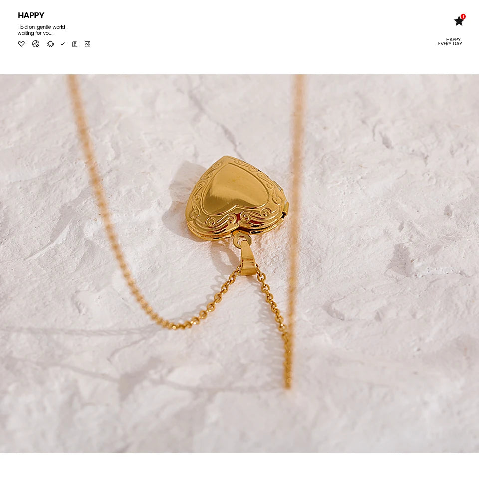 Heart necklace in gold-plated stainless steel.
