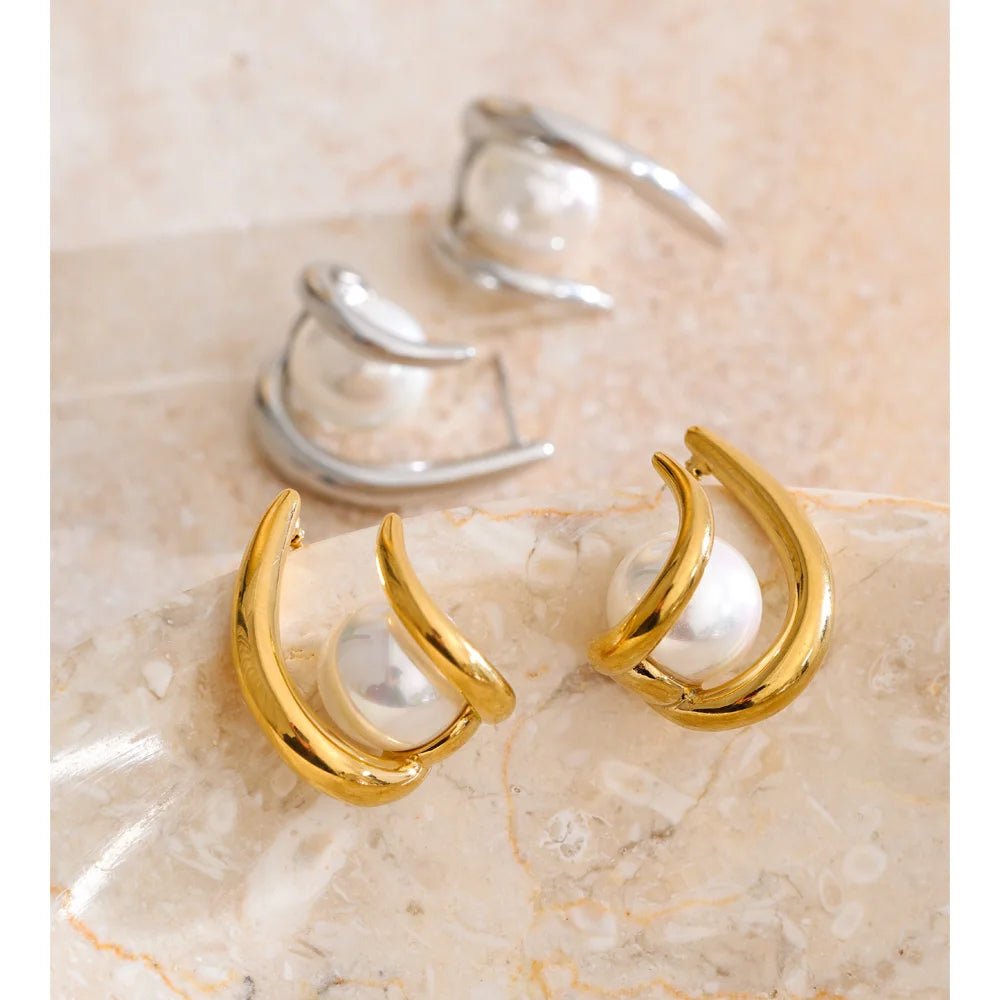 Pearl geometric earrings in gold-plated stainless steel with pearl.