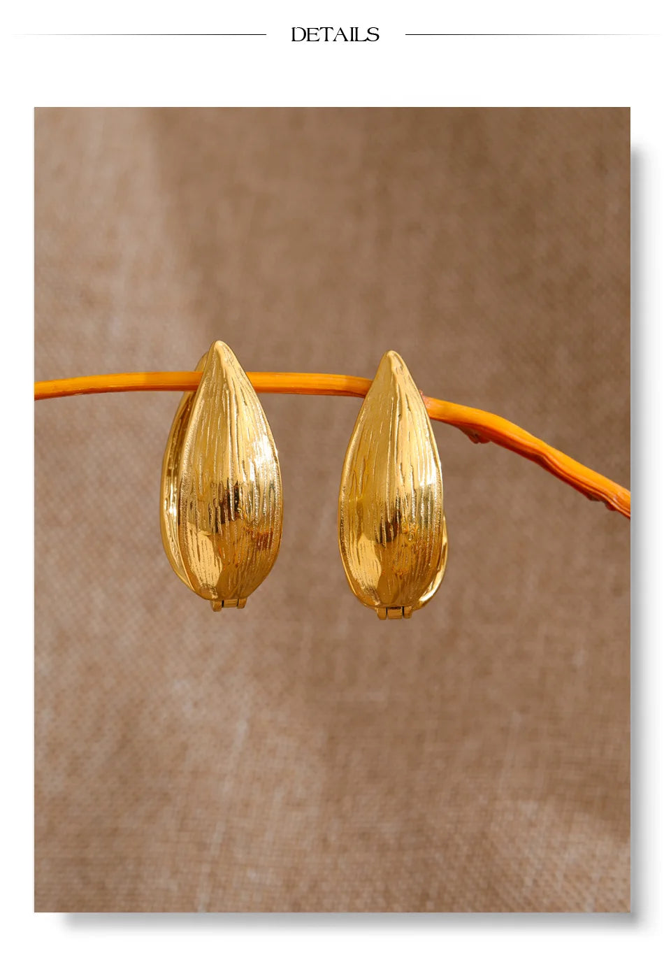 Geometric earrings in gold-plated stainless steel.
