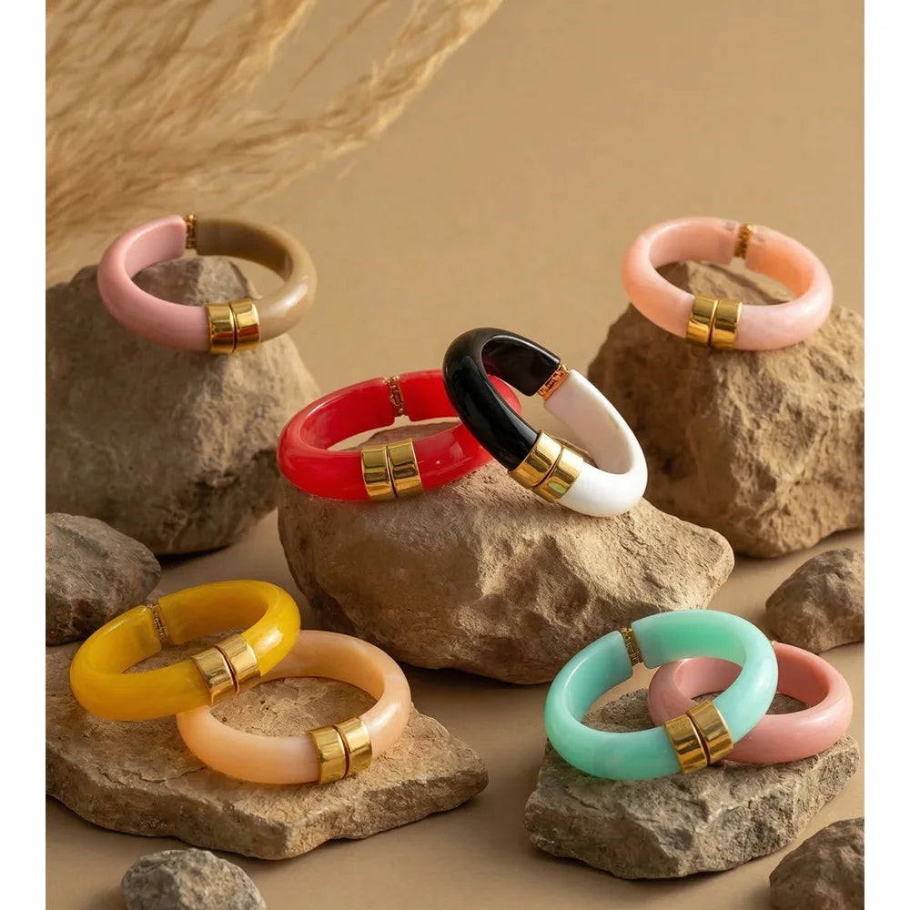 Resin acrylic geometric bracelet in gold-plated stainless steel with resin and acrylic.