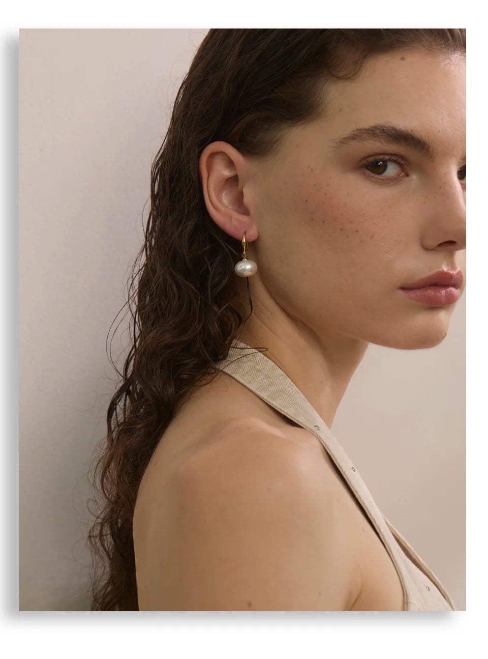 Pearl geometric earrings in gold-plated stainless steel with pearl.