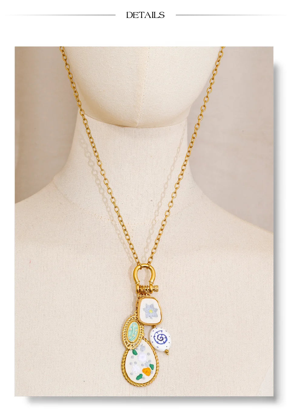 Flower necklace in gold-plated stainless steel.