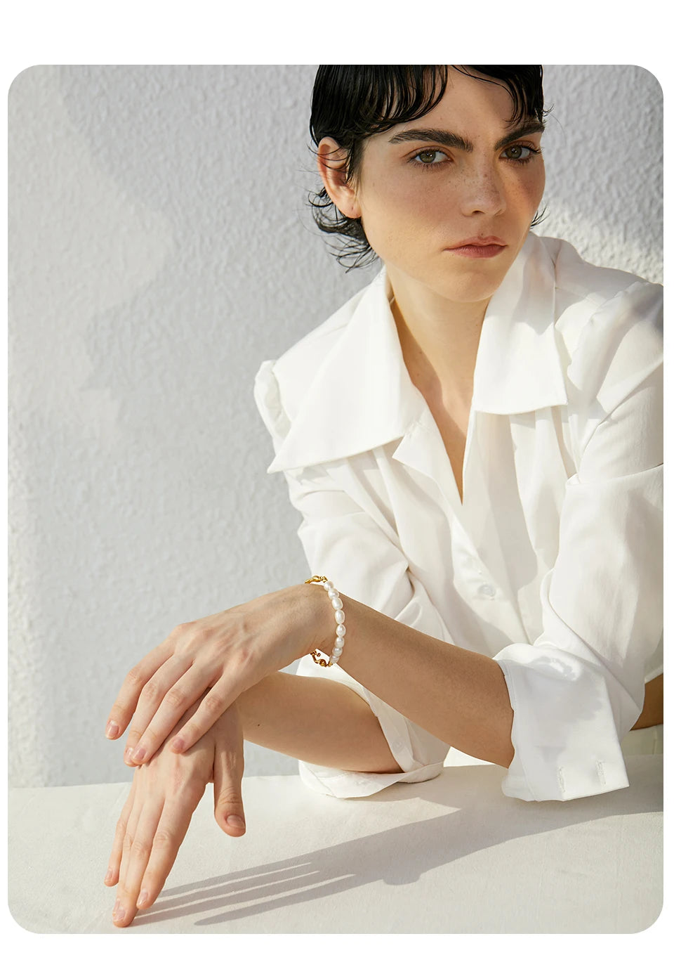 Freshwater pearl geometric bracelet in 18K gold-plated stainless steel with freshwater pearl.
