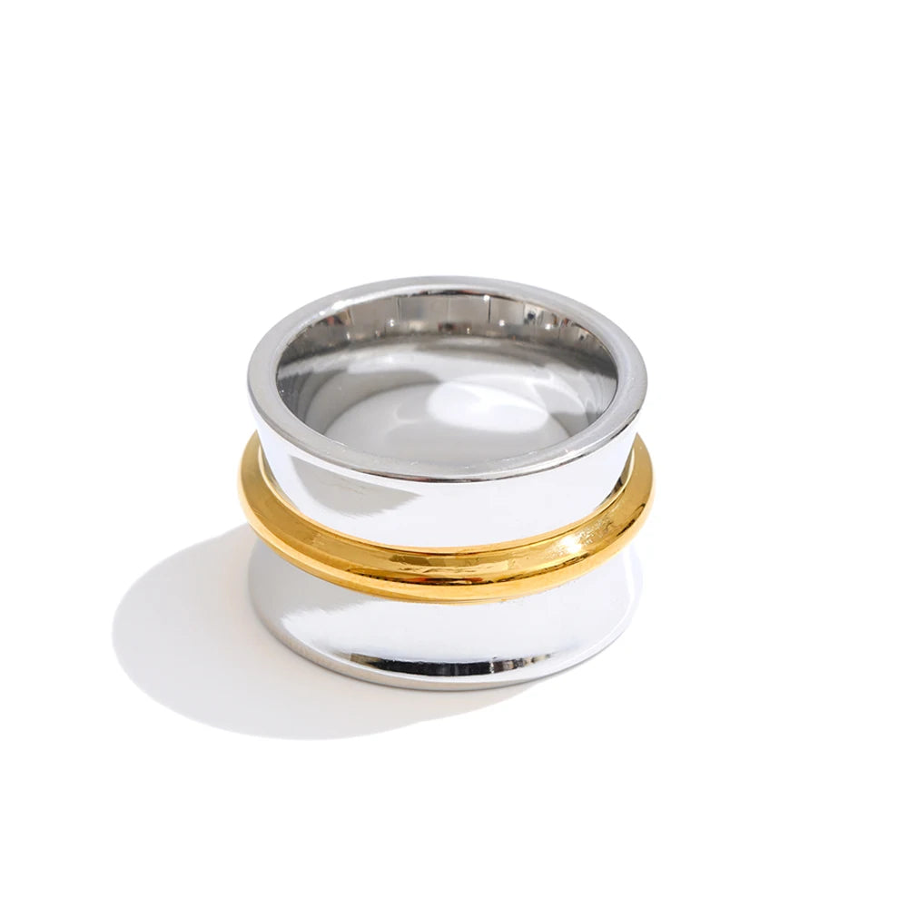 Minimalist geometric ring in 18K gold-plated stainless steel.