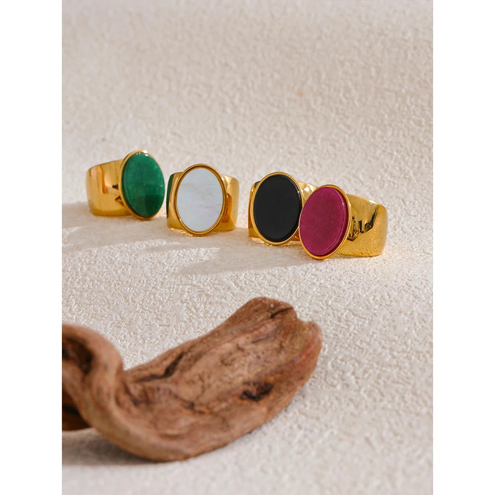 Natural stone geometric ring in gold-plated stainless steel with natural stone.