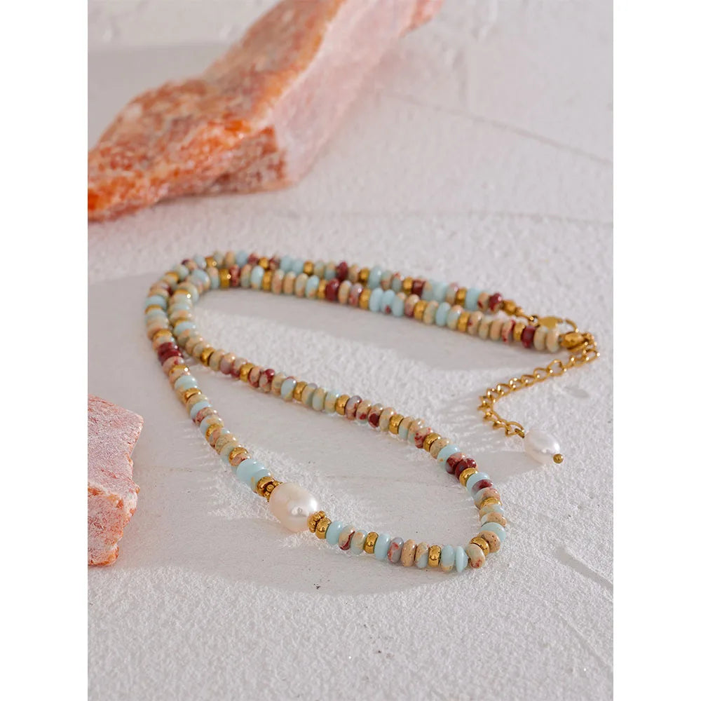 Freshwater pearl natural stone geometric necklace in gold-plated stainless steel with freshwater pearl and natural stone.