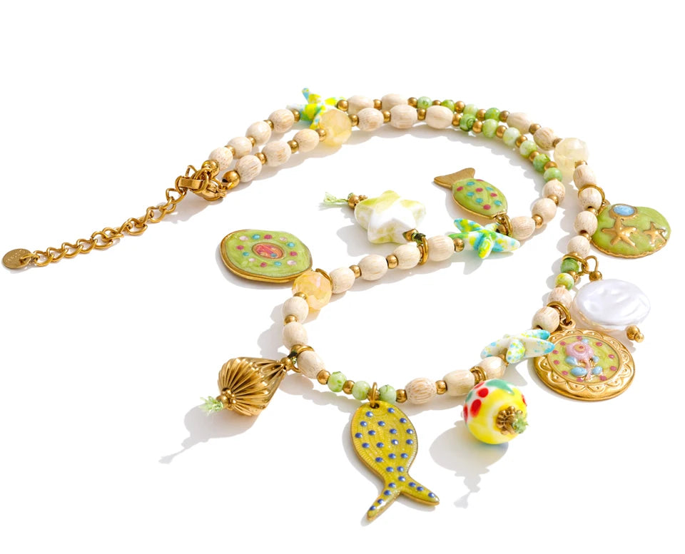 Resin star geometric necklace in gold-plated stainless steel with resin.