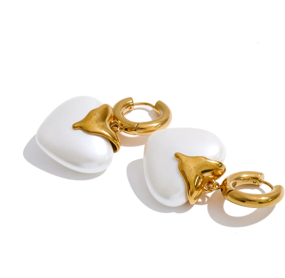 Pearl heart earrings in gold-plated stainless steel with pearl.