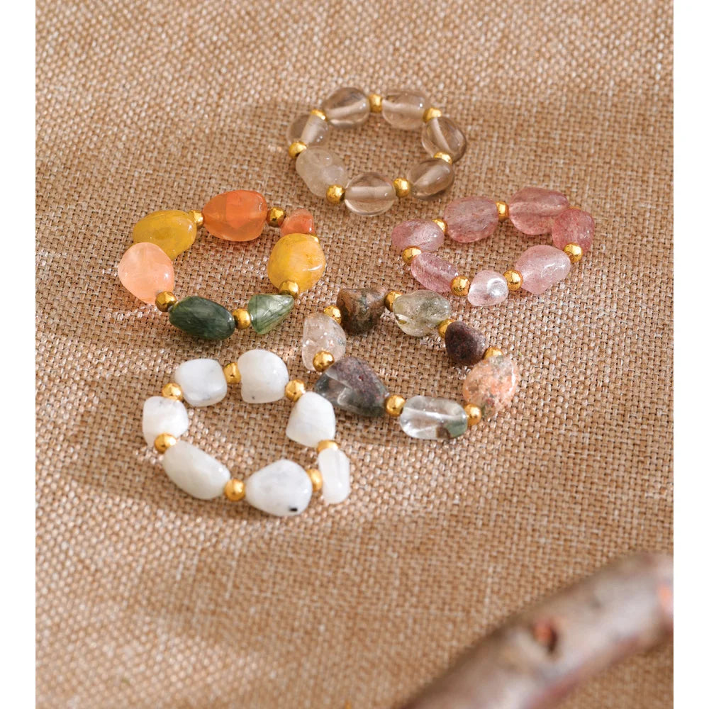 Natural stone geometric ring in 18K gold-plated stainless steel with natural stone.