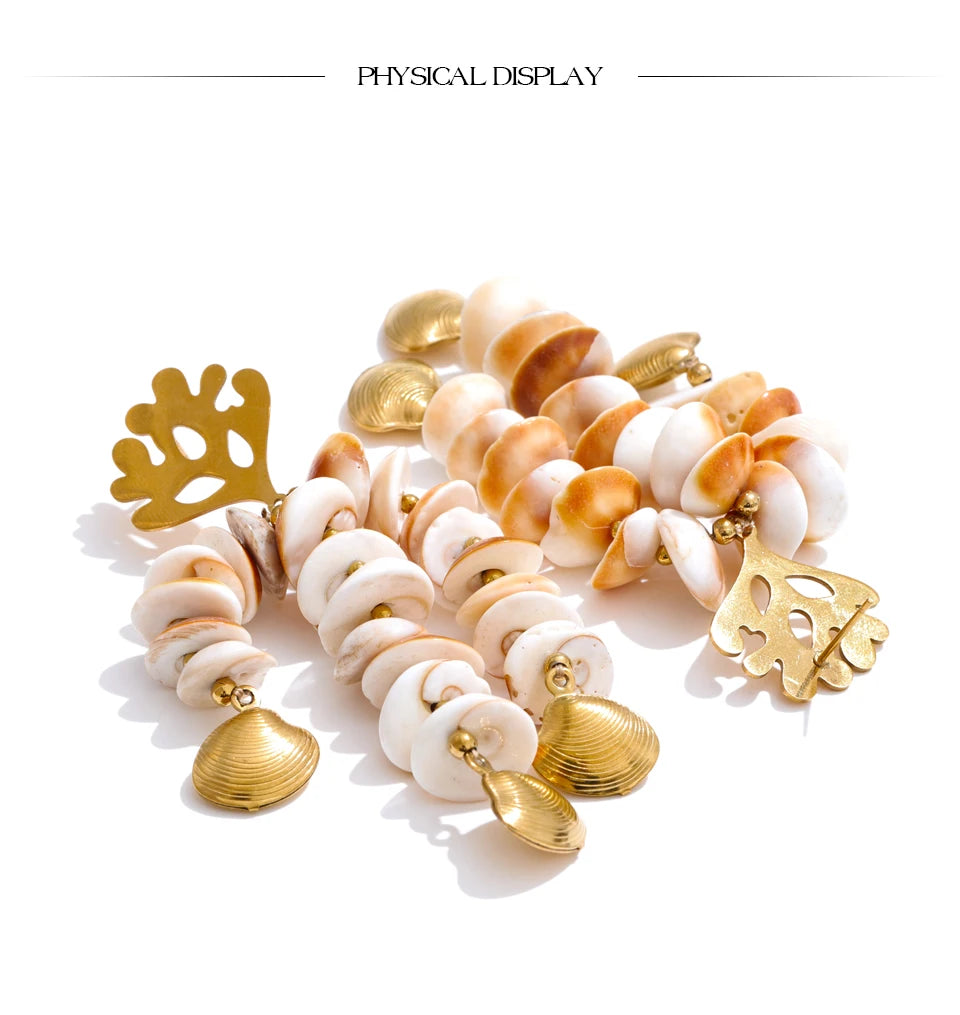 Shell geometric earrings in gold-plated stainless steel with shell.