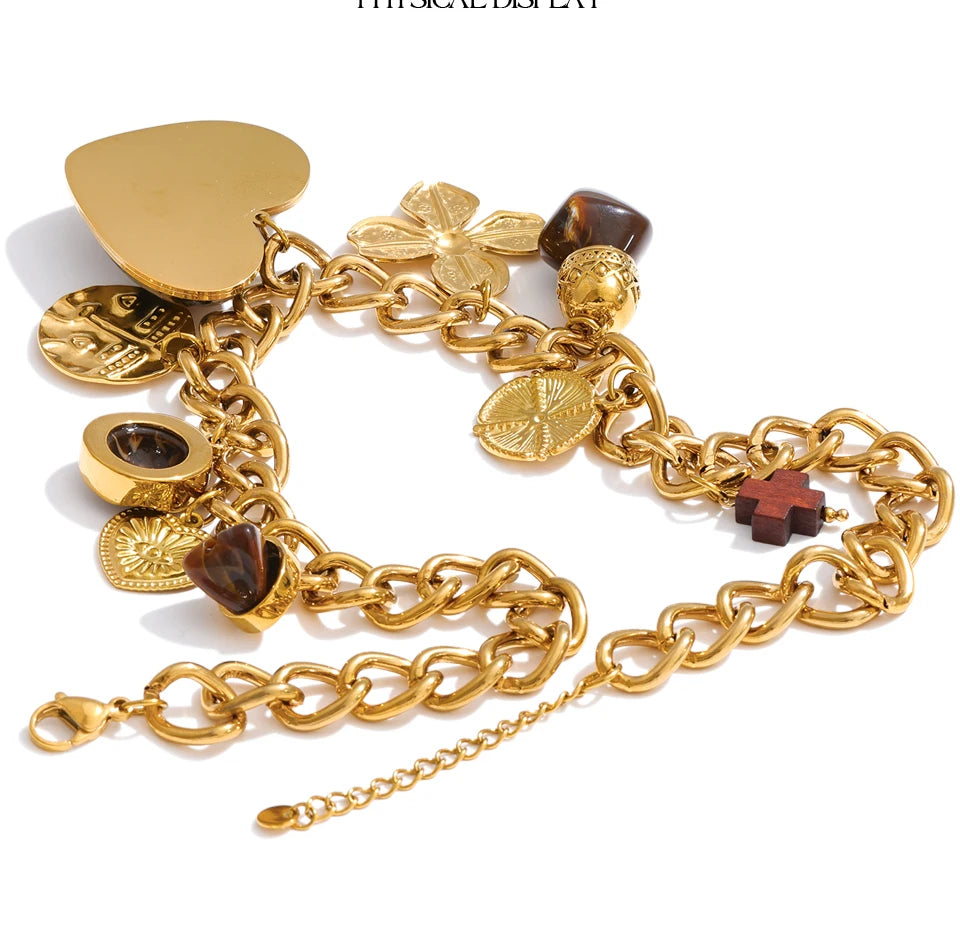 Resin heart flower necklace in gold-plated stainless steel with resin.