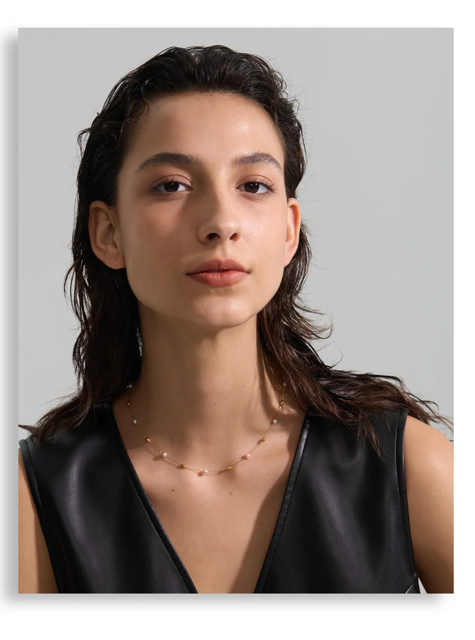 Pearl beaded geometric necklace in gold-plated stainless steel with pearl.