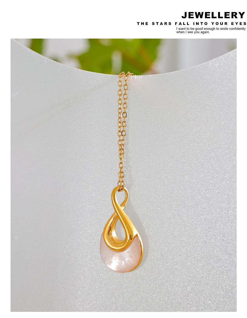 Shell natural stone geometric necklace in gold-plated stainless steel with natural stone and shell.