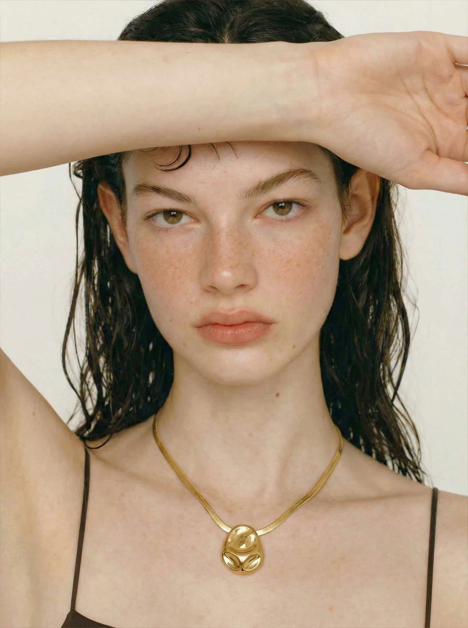 Hammered geometric necklace in gold-plated stainless steel.