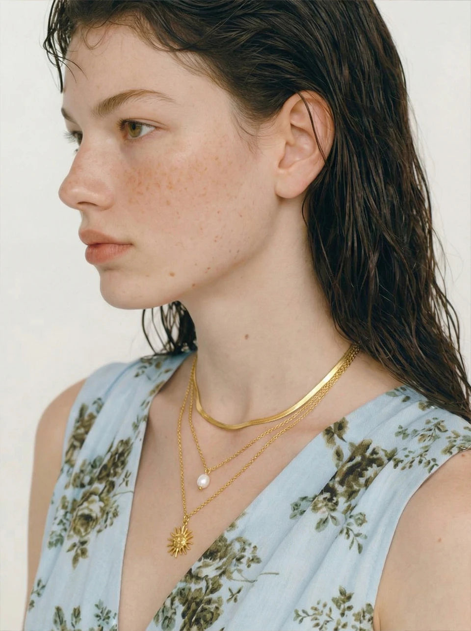 Freshwater pearl sun geometric necklace in gold-plated stainless steel with freshwater pearl.