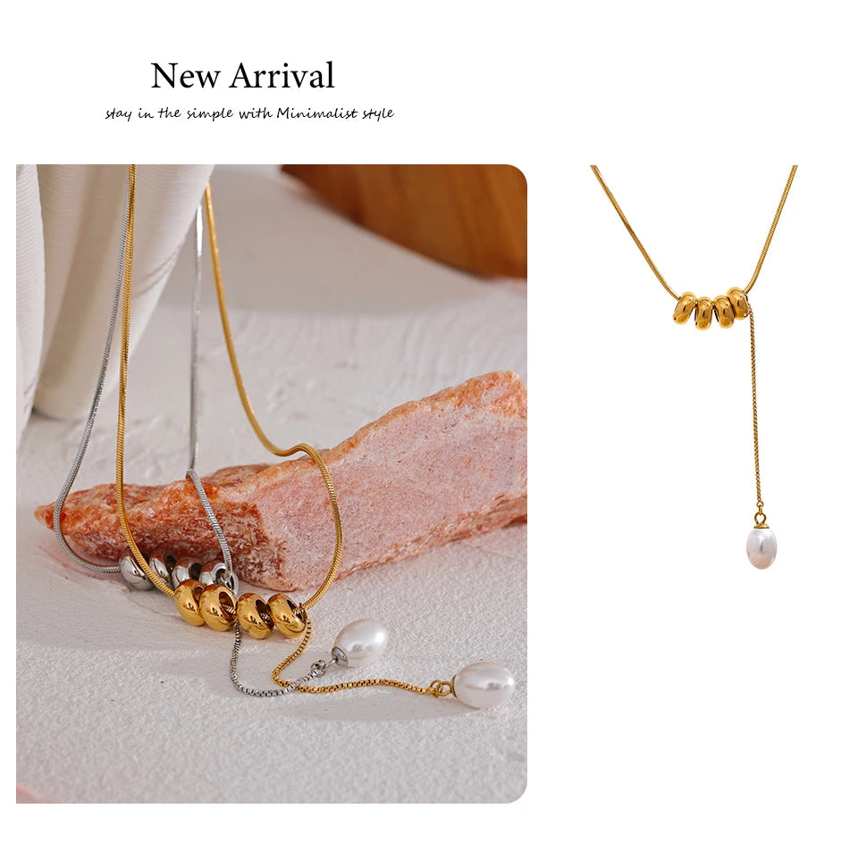 Pearl beaded geometric necklace in gold-plated stainless steel with pearl.