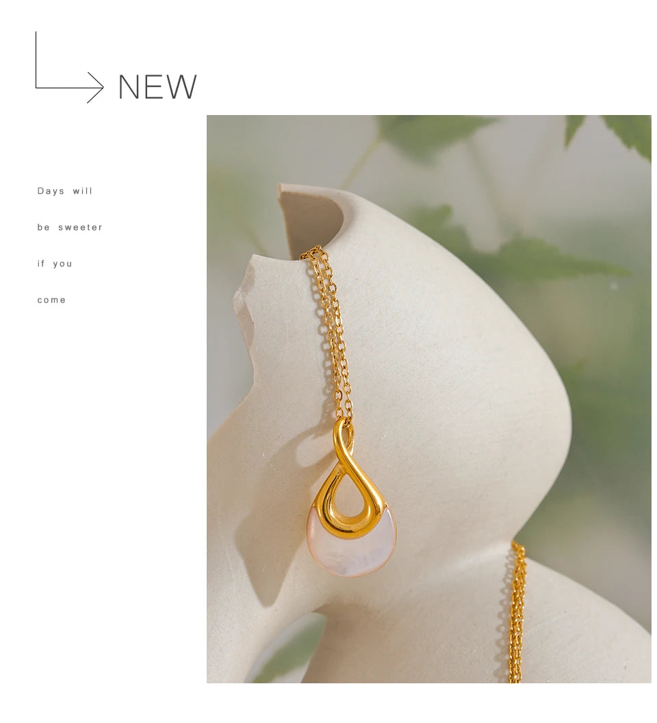 Shell natural stone geometric necklace in gold-plated stainless steel with natural stone and shell.