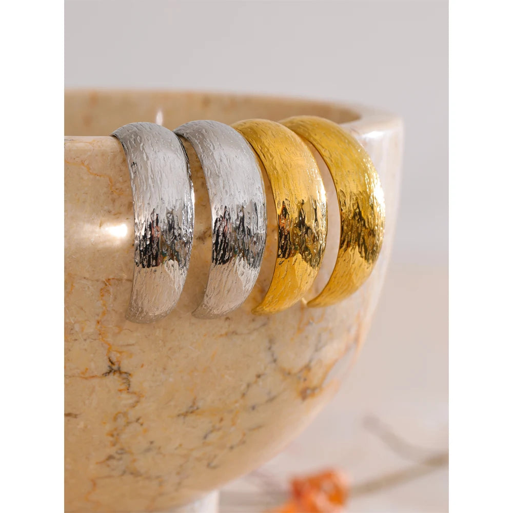 Geometric earrings in gold-plated stainless steel.