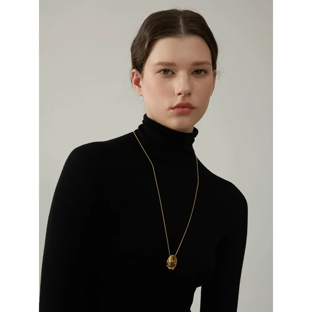 Minimalist geometric chain necklace in gold-plated 316L stainless steel.