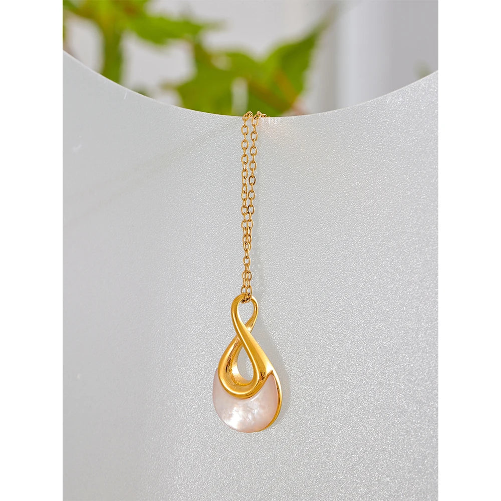 Shell natural stone geometric necklace in gold-plated stainless steel with natural stone and shell.