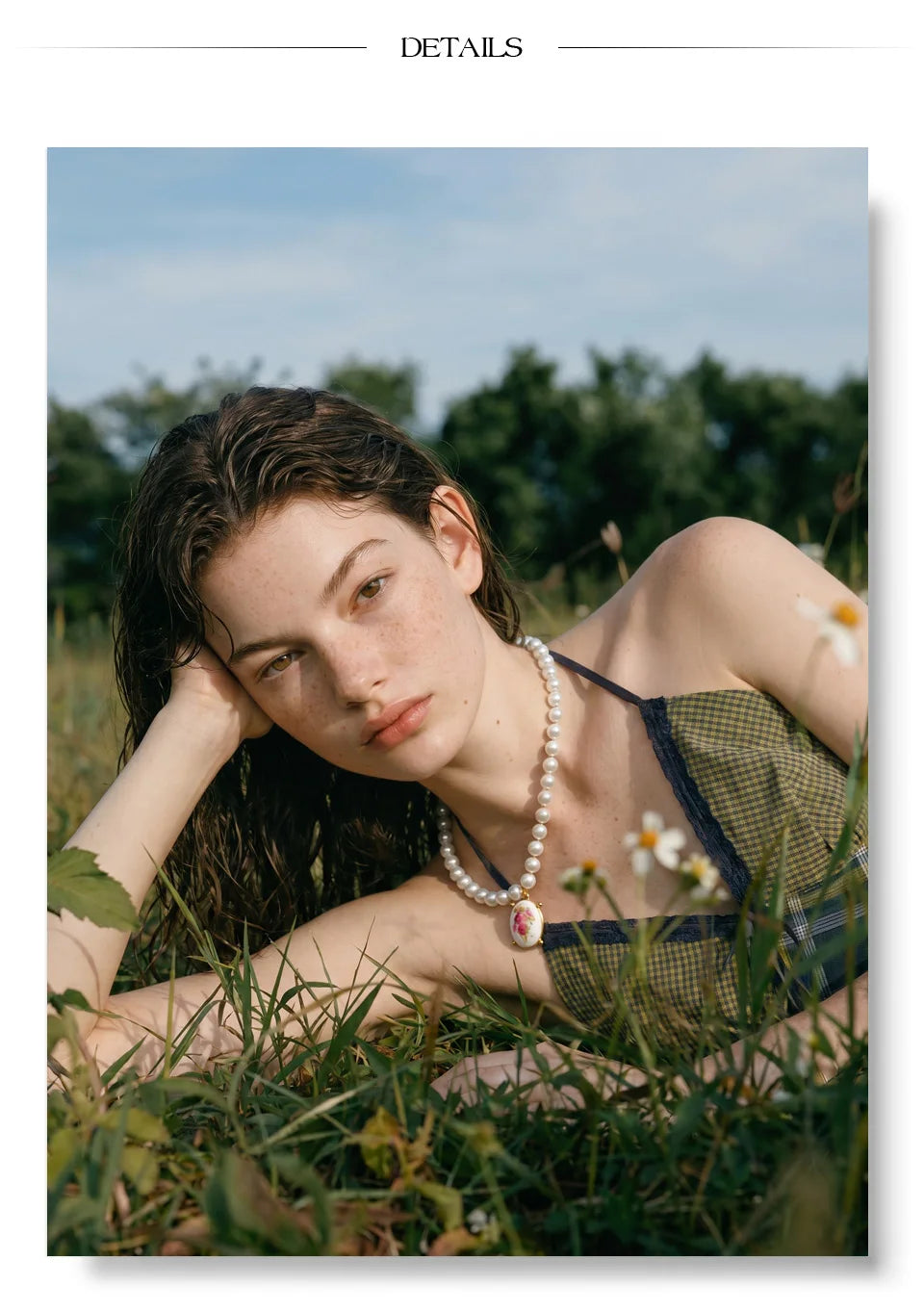 Pearl resin flower necklace in gold-plated stainless steel with pearl and resin.