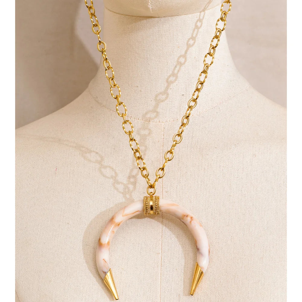 Resin geometric necklace in gold-plated stainless steel with resin.