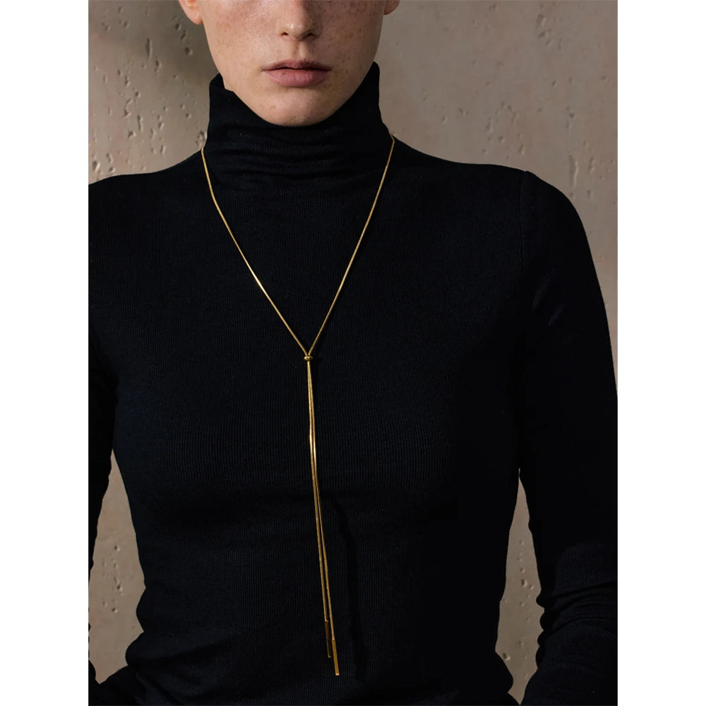 Geometric chain necklace in gold-plated stainless steel.