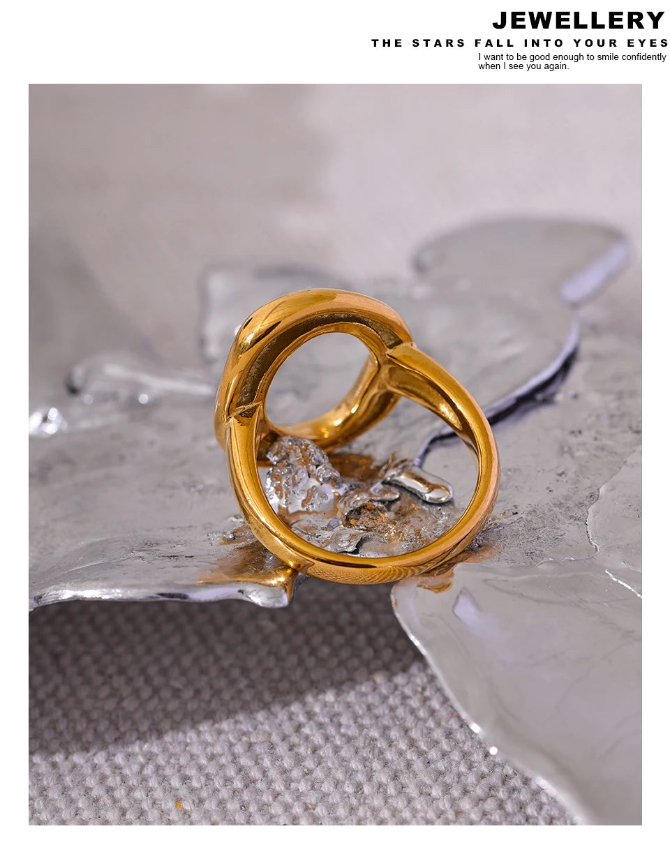Minimalist geometric ring in 18K gold-plated stainless steel.
