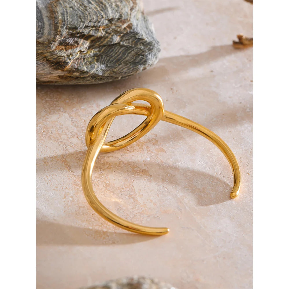 Heart bracelet in gold-plated stainless steel.