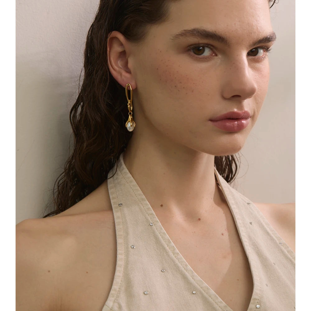 Pearl geometric earrings in gold-plated stainless steel with pearl.