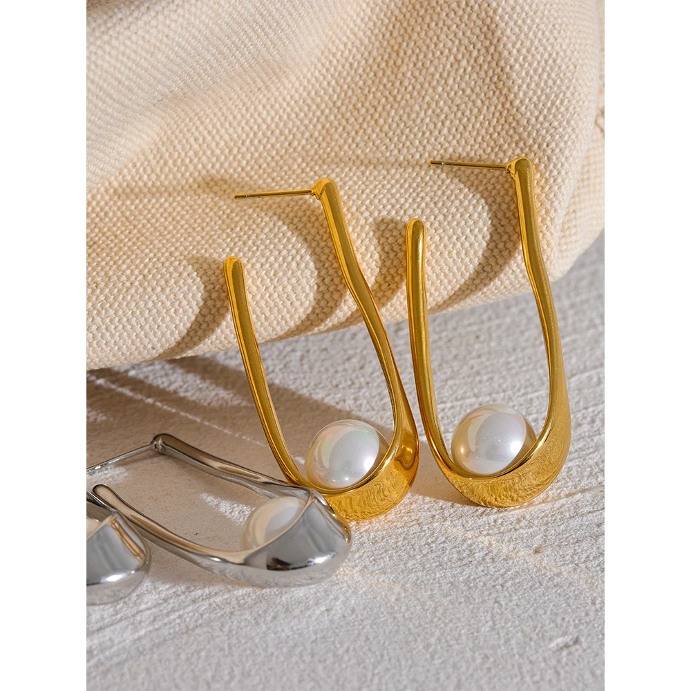 Pearl minimalist geometric earrings in gold-plated stainless steel with pearl.