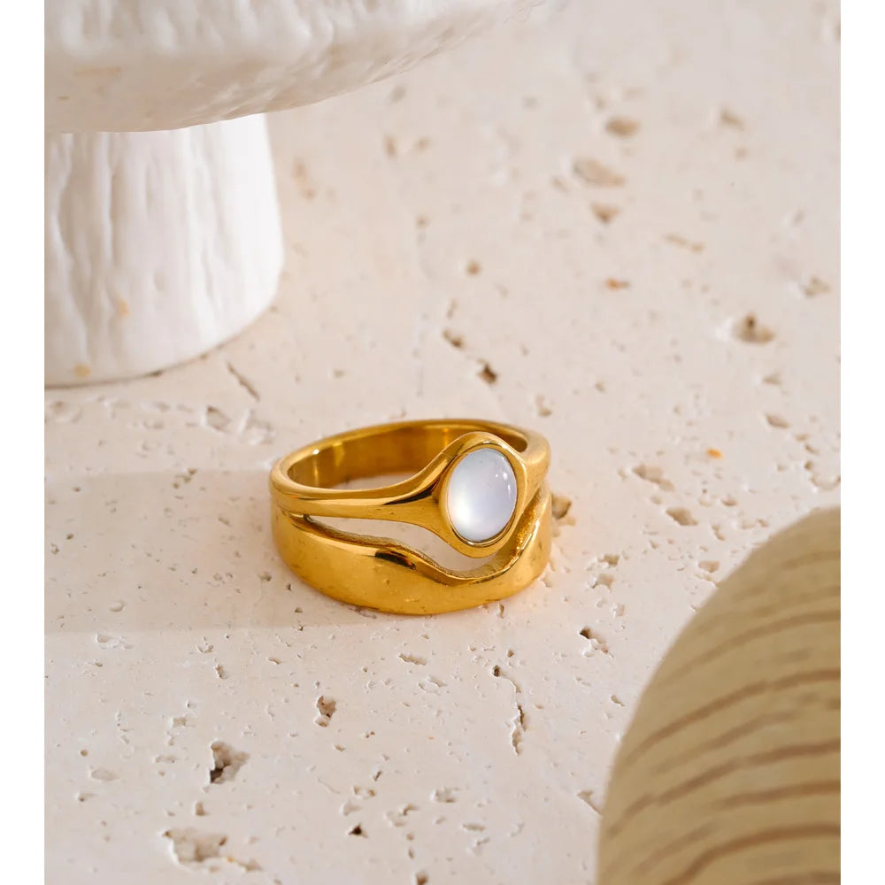 Shell geometric ring in 18K gold-plated stainless steel with shell.