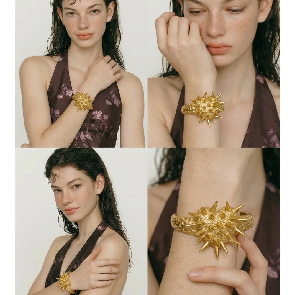 Heart geometric bracelet in gold-plated stainless steel.