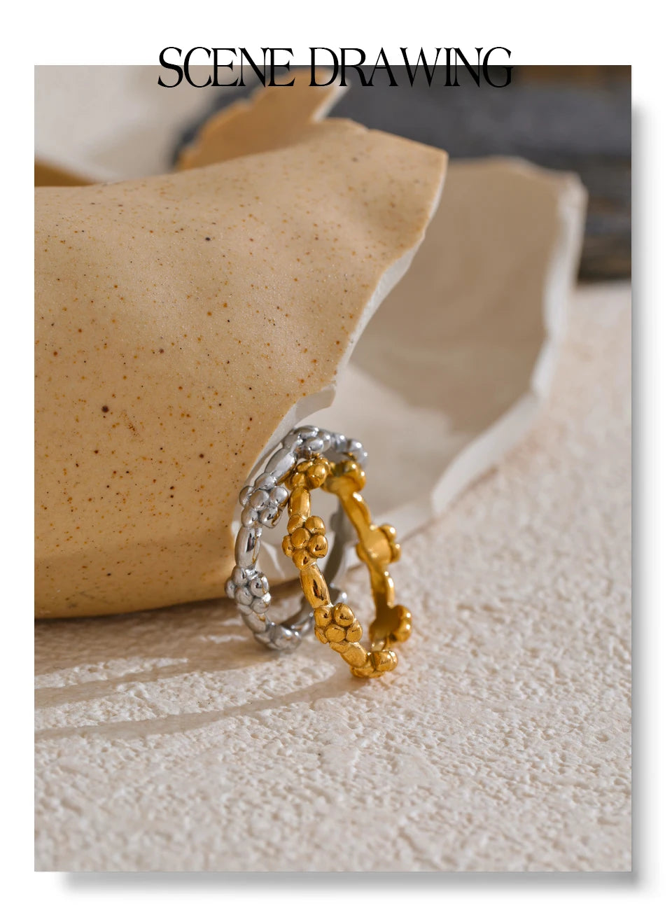 Flower ring in 18K gold-plated stainless steel.