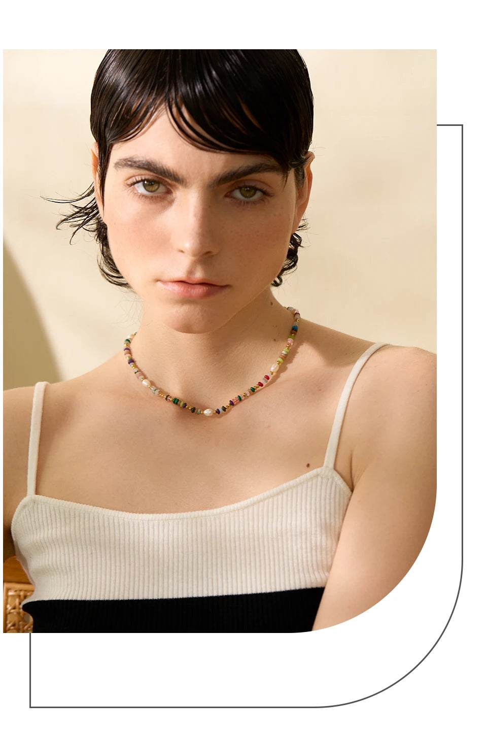 Freshwater pearl natural stone multi-color necklace in gold-plated stainless steel with freshwater pearl and natural stone.