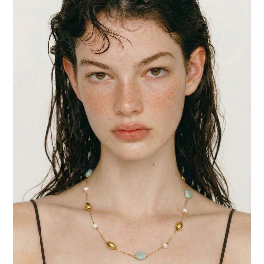 Pearl natural stone beaded necklace in gold-plated stainless steel with pearl and natural stone.