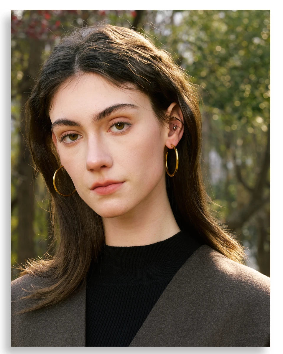 Minimalist geometric earrings in gold-plated stainless steel.