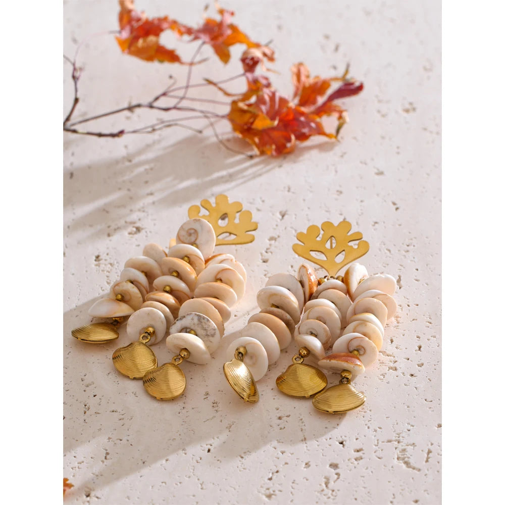 Shell geometric earrings in gold-plated stainless steel with shell.