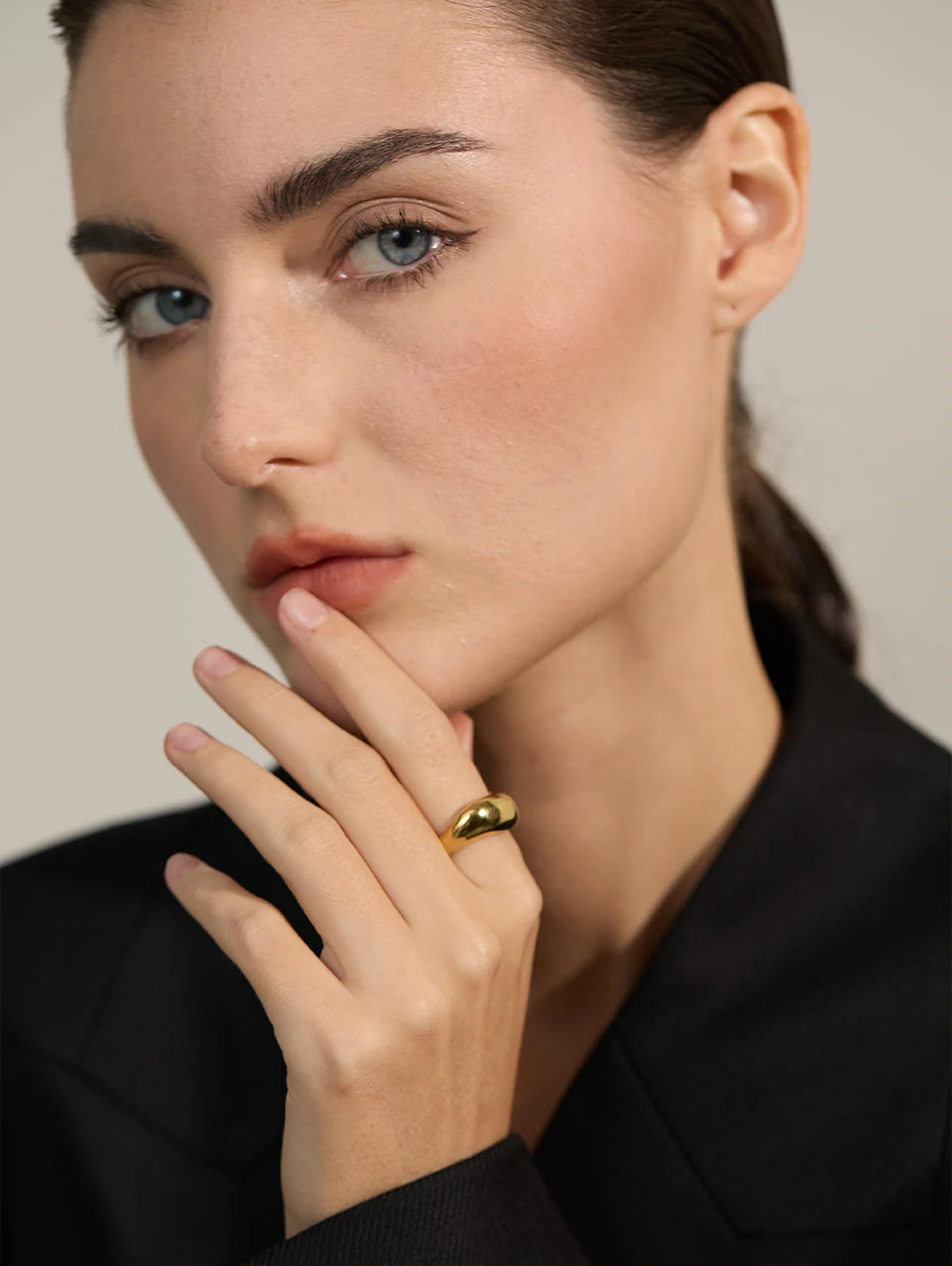 Minimalist geometric ring in gold-plated stainless steel.