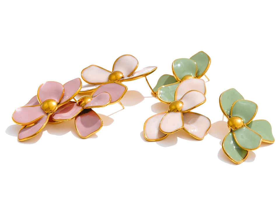 Green enamel flower earrings in gold-plated stainless steel with enamel.