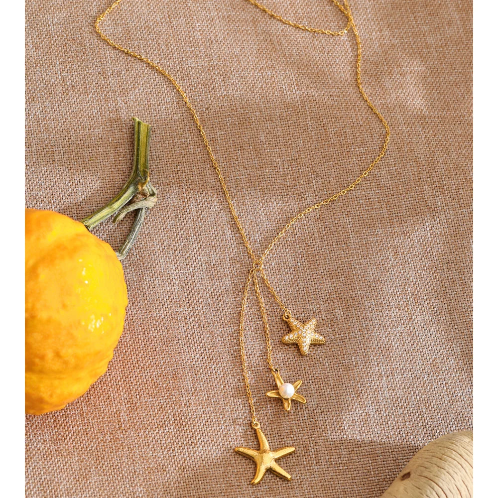 Cubic zirconia pearl shell necklace in gold-plated stainless steel with pearl and cubic zirconia.
