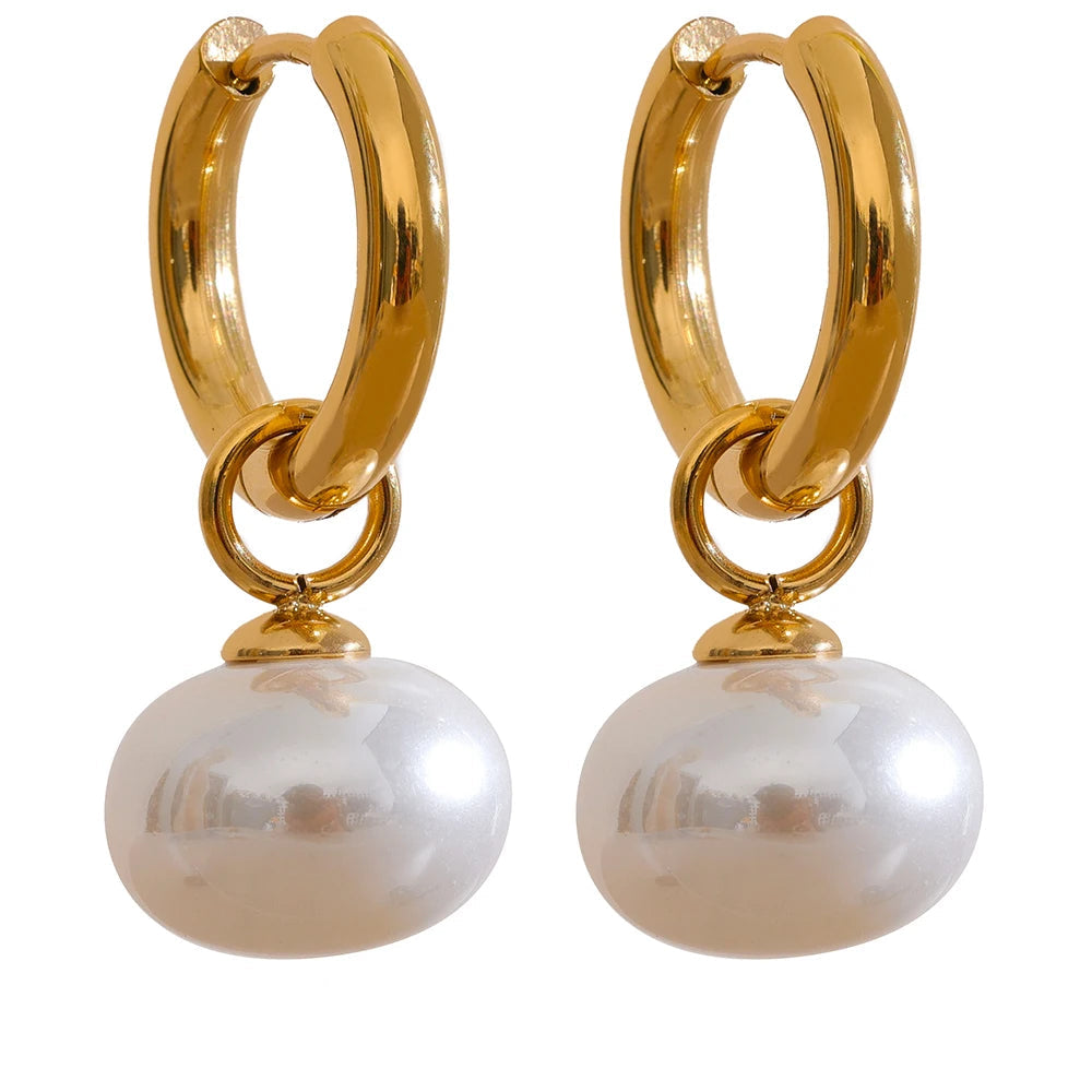Gold-plated stainless steel earrings with pearls.